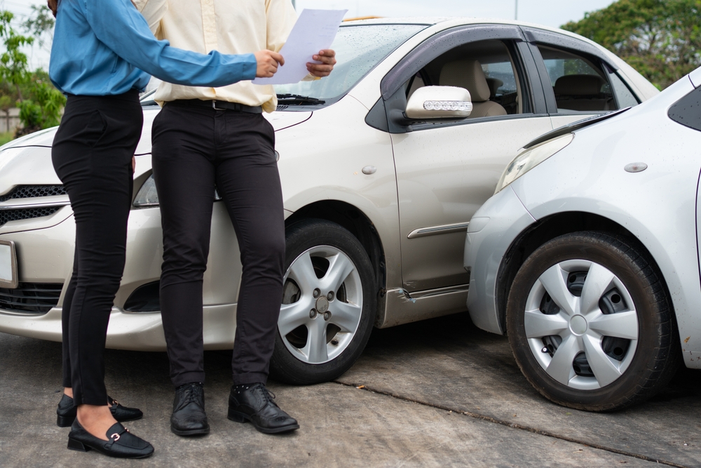 What To Do After a Car Accident: Step-by-Step Guide - Vegas Valley Injury Law Two drivers exchanging phone numbers using a smartphone.